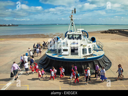 Passagiere, die Einschiffung der Isle Of Wight Hovercraft in Ryde. Stockfoto