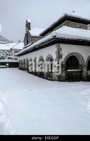 Orreaga-Roncesvalles im Winter geschneit. Navarra, Spanien Stockfoto