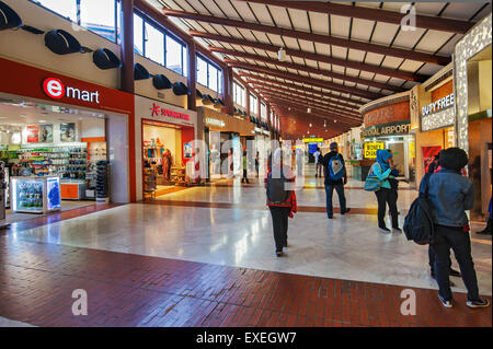 Shopping-Arkade, Flughafen Soekarno-Hatta, Jakarta, Java, Indonesien Stockfoto