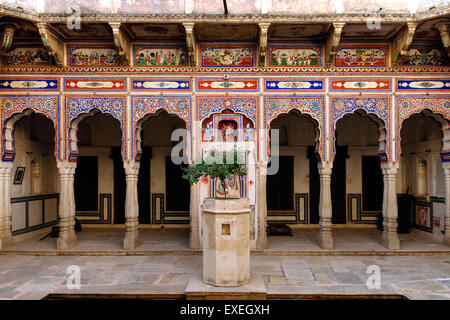 Wandmalereien im Innenhof des Landkreises Dr. Ramnath A. Podar Haveli Museum, Nawalgar, Jhunjhunu, Rajasthan, Indien Stockfoto