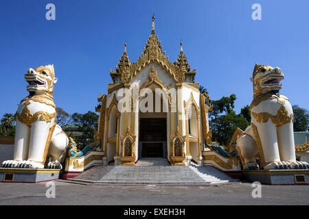 Eingang West von der Shwedagon-Pagode in Yangon, Myanmar Stockfoto