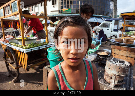 Einheimisches Mädchen vor Imbissbuden, Gyar Tawya Street, Yangon, Myanmar Stockfoto