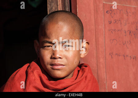 Neuling sucht aus einem Fenster, Portrait, Kloster an der Hsu Taung Pye Pagode, Kalaw, Shan State in Myanmar Stockfoto