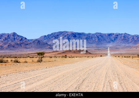 Sand Straße C27, Nubib Bergen im Hintergrund, NamibRand Nature Reserve, Namibia Stockfoto