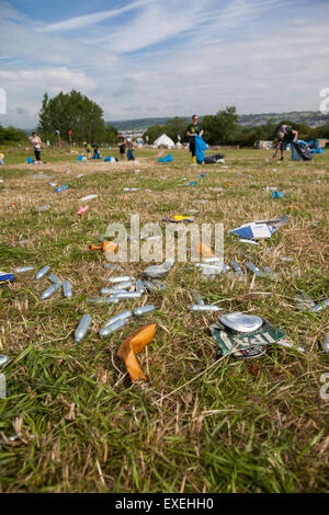 Lachgas-Kanister beim Glastonbury Festival verworfen. Das Gas ist eine recht hohe und inhalierte aus Ballons. Stockfoto