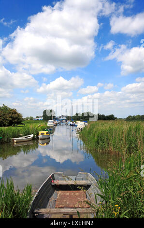 Ein Blick auf einen kleinen Deich mit Booten auf den Norfolk Broads durch Martham Fähre, Norfolk, England, Vereinigtes Königreich. Stockfoto