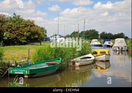 Blick auf Boote und Schlauchboote vertäut in einem kleinen Deich aus den Fluß Thurne auf Martham Fähre, Norfolk, England, Vereinigtes Königreich. Stockfoto