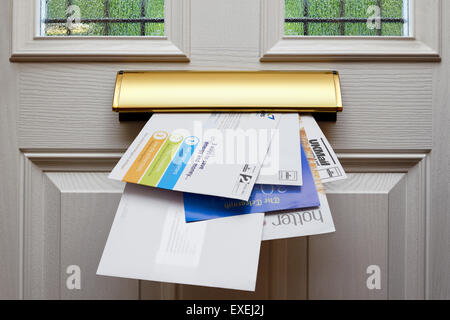 Briefe in einen Briefkasten, UK. Stockfoto