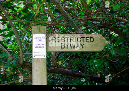 Eine eingeschränkte Byway Zeichen auf dem Land im Bramerton, in der Nähe von Norwich, Norfolk, England, United Kingdom, UK. Stockfoto