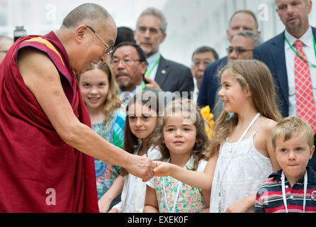 Frankfurt am Main, Deutschland. 13. Juli 2015. Der Dalai Lama wird von Kindern außerhalb der Museum Fuer Angewandte Kunst (Museum für angewandte Kunst) in Frankfurt am Main, 13. Juli 2015 begrüßt. Das geistliche Oberhaupt der Tibeter tourt die Region bis zur Ankunft Dienstag. Foto: BORRIS ROESSLER/Dpa/Alamy Live News Stockfoto