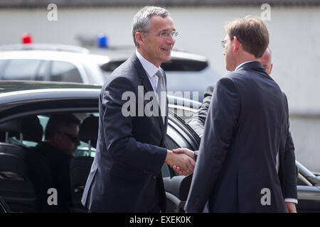 Slowenien, Ljubljana, 13. Juli 2015. NATO Secretary General Jens Stoltenberg (L) wird mit einer offiziellen Zeremonie von Premierminister von Slowenien Miro Cerar(R) während seines offiziellen Besuchs in Slowenien, Ljubljana, 13.07.2015 begrüßt Credit: Aleš Beno/Alamy Live News Stockfoto