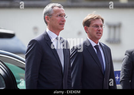 Slowenien, Ljubljana, 13. Juli 2015. NATO Secretary General Jens Stoltenberg (L) wird mit einer offiziellen Zeremonie von Premierminister von Slowenien Miro Cerar(R) während seines offiziellen Besuchs in Slowenien, Ljubljana, 13.07.2015 begrüßt Credit: Aleš Beno/Alamy Live News Stockfoto