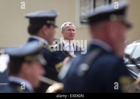 Slowenien, Ljubljana, 13. Juli 2015. NATO Secretary General Jens Stoltenberg (C) wird mit einer offiziellen Zeremonie von Premierminister von Slowenien Miro Cerar, während seines offiziellen Besuchs in Slowenien, Ljubljana, 13.07.2015 begrüßt Credit: Aleš Beno/Alamy Live News Stockfoto