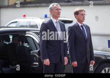 Slowenien, Ljubljana, 13. Juli 2015. NATO Secretary General Jens Stoltenberg (L) wird mit einer offiziellen Zeremonie von Premierminister von Slowenien Miro Cerar(R) während seines offiziellen Besuchs in Slowenien, Ljubljana, 13.07.2015 begrüßt Credit: Aleš Beno/Alamy Live News Stockfoto