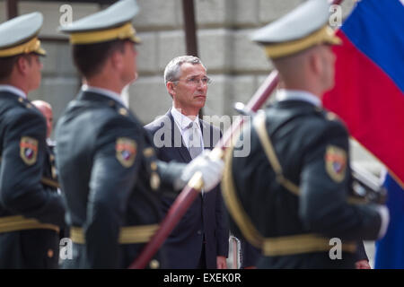 Slowenien, Ljubljana, 13. Juli 2015. NATO Secretary General Jens Stoltenberg (C) wird mit einer offiziellen Zeremonie von Premierminister von Slowenien Miro Cerar, während seines offiziellen Besuchs in Slowenien, Ljubljana, 13.07.2015 begrüßt Credit: Aleš Beno/Alamy Live News Stockfoto