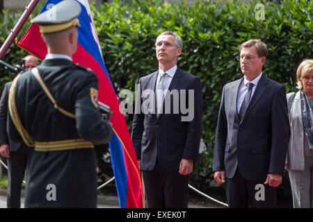 Slowenien, Ljubljana, 13. Juli 2015. NATO Secretary General Jens Stoltenberg (L) wird mit einer offiziellen Zeremonie von Premierminister von Slowenien Miro Cerar(R) während seines offiziellen Besuchs in Slowenien, Ljubljana, 13.07.2015 begrüßt Credit: Aleš Beno/Alamy Live News Stockfoto