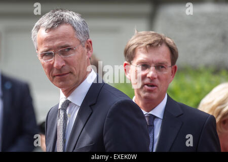 Slowenien, Ljubljana, 13. Juli 2015. NATO Secretary General Jens Stoltenberg (L) wird mit einer offiziellen Zeremonie von Premierminister von Slowenien Miro Cerar(R) während seines offiziellen Besuchs in Slowenien, Ljubljana, 13.07.2015 begrüßt Credit: Aleš Beno/Alamy Live News Stockfoto