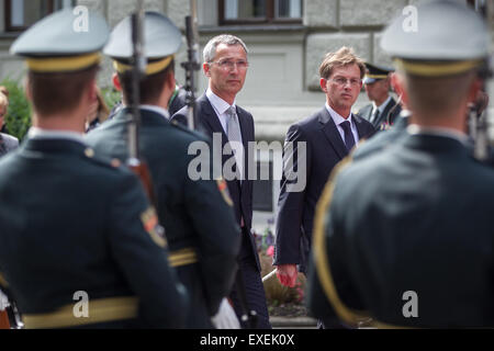 Slowenien, Ljubljana, 13. Juli 2015. NATO Secretary General Jens Stoltenberg (L) wird mit einer offiziellen Zeremonie von Premierminister von Slowenien Miro Cerar(R) während seines offiziellen Besuchs in Slowenien, Ljubljana, 13.07.2015 begrüßt Credit: Aleš Beno/Alamy Live News Stockfoto