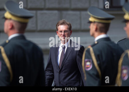 Slowenien, Ljubljana, 13. Juli 2015. NATO-Generalsekretär Jens Stoltenberg ist mit einer offiziellen Zeremonie von Premierminister von Slowenien Miro Cerar(C) begrüßt während seines offiziellen Besuchs in Slowenien, Ljubljana, 13.07.2015 Kredit: Aleš Beno/Alamy Live News Stockfoto