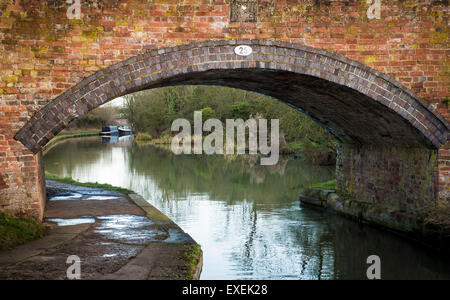 Brücke Nr. 26 entlang der Grand Union Canal in der Nähe von langen Itchington, Warwickshire, UK Stockfoto