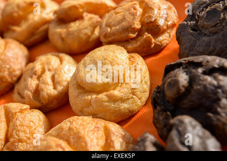 die verschiedenen süße Windbeutel aka profiterole Stockfoto