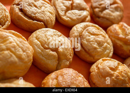 die verschiedenen süße Windbeutel aka profiterole Stockfoto