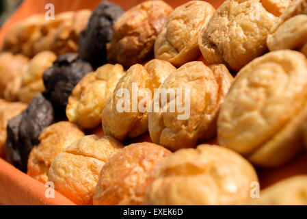 die verschiedenen süße Windbeutel aka profiterole Stockfoto