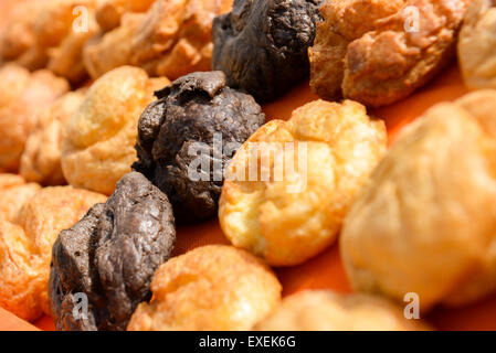 die verschiedenen süße Windbeutel aka profiterole Stockfoto