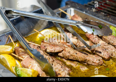 die saftig gebraten Kebab auf dem Metall Tablett Stockfoto