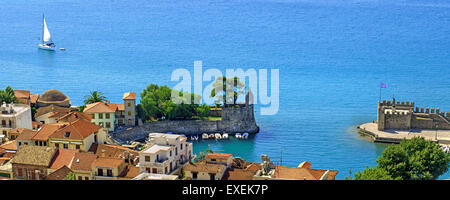 Panoramablick über Nafpaktos mittelalterlichen Hafen und Stadt in Aetoloacarnania Region Sterea Ellada, Griechenland Stockfoto