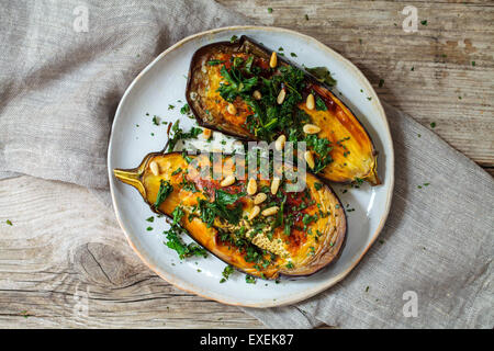 Gebratene Aubergine mit knusprigen Grünkohl und Pinienkernen Stockfoto