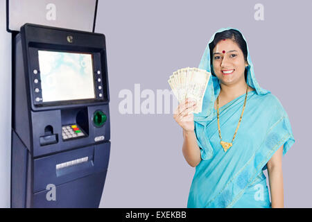 1 indische ländliche Frau mit Geld Stockfoto