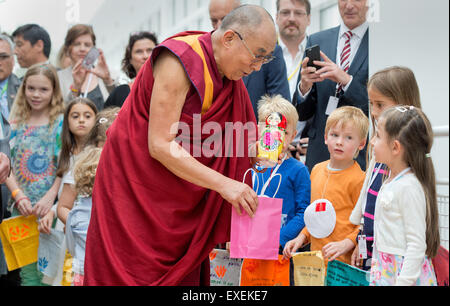 Frankfurt am Main, Deutschland. 13. Juli 2015. Der Dalai Lama wird von Kindern außerhalb der Museum Fuer Angewandte Kunst (Museum für angewandte Kunst) begrüßt, wo He erhält ein Geschenk von einer Matroschka in Frankfurt am Main, 13. Juli 2015 Puppe. Das geistliche Oberhaupt der Tibeter tourt die Region bis zur Ankunft Dienstag. Foto: BORRIS ROESSLER/Dpa/Alamy Live News Stockfoto