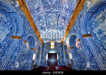 Portugal, Algarve: Erstaunliche historische Fliesen in der mittelalterlichen Kirche Sao Lourenco in Almansil Stockfoto