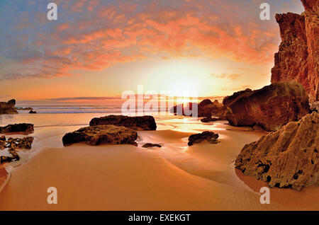 Portugal, Algarve: Malerischen Sonnenuntergang am felsigen Strand Praia do Tonel in Sagres Stockfoto