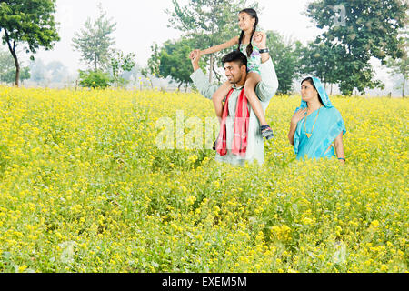 indische ländlichen Eltern mit Tochter Bauernhof genießen Stockfoto