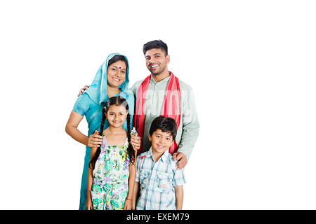 indische ländlichen Eltern mit Kindern stehen pose Stockfoto