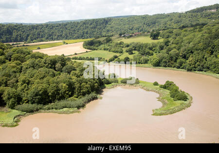 Blick Richtung Norden in Richtung Lancaut über eingeschnittenen Mäander, Schlucht und den Fluss zu spucken, River Wye, nahe Chepstow, Monmouthshire, Wales, UK Stockfoto