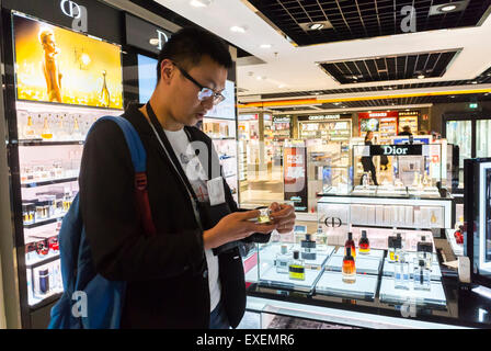 Düsseldorf, Deutschland, chinesischer Tourist Shopping im Luxury Cosmetics Parfüms Products Store am deutschen Flughafen, Parfümladen, Parfumeur, Duty free Stockfoto