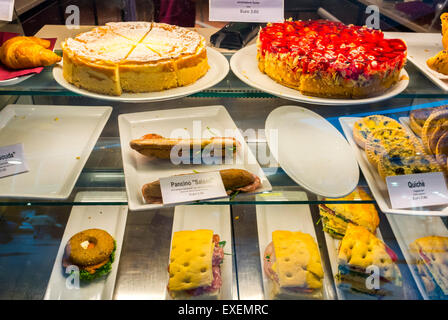 Düsseldorf, Deutschland, deutsche Backwaren, Bäckerei, Käsekuchen Bäckerei Regale Display im Schaufenster in Internationalen Flughafen Stockfoto