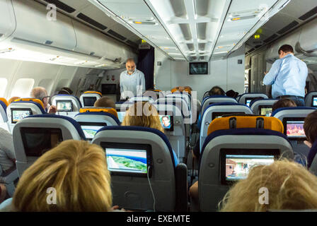 Newark, New Jersey, Innen Ansichten, Passagiere in der Lufthansa, Airbus A340 Flugzeug sitzen, gewerbliche Innenräume Stockfoto