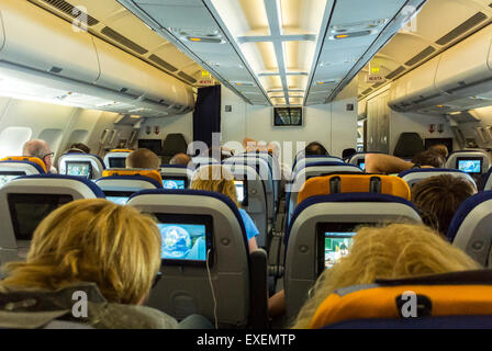 In Ansichten, die Passagiere der Lufthansa, Airbus A340 Flugzeug sitzen, zeitgenössisches Interieur Stockfoto