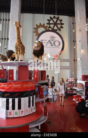 New York, USA. 9. Juli 2015. Plüschtiere sind auf Anzeige im Spielzeugladen FAO Schwarz in New York, USA, 9. Juli 2015. Die ältesten Staaten Spielwarenhändler, gegründet im Jahre 1862, schließt seine Pforten in New York. Allerdings gibt es Pläne, den Laden in ein paar Jahren wieder zu öffnen. Foto: Chris Melzer, Dpa/Alamy Live News Stockfoto