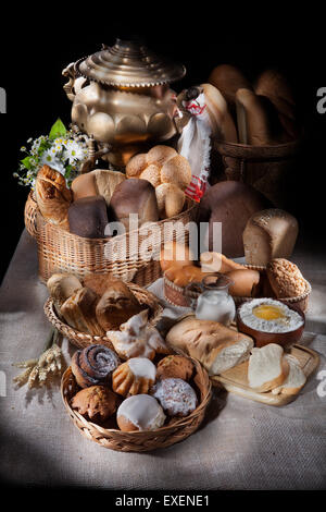 Leinwand Ei Teigprodukt Essbares Geschirr Tischdecke Nationalkultur Essen Milch flüssiges Leben noch Getränke trinken essen Brot Stockfoto