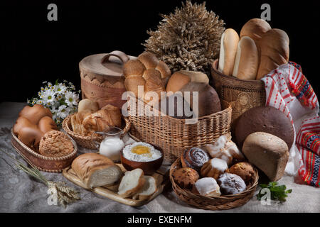 Leinwand Ei Teigprodukt Essbares Geschirr Tischdecke Nationalkultur Essen Milch flüssiges Leben noch Getränke trinken essen Brot Stockfoto