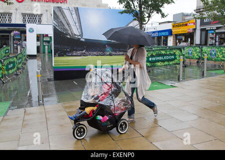 Wimbledon London, UK. 13. Juli 2015. Regen kommt schließlich am Ende der 2015 Wimbledon Tennis Championships, die ununterbrochene warmes Wetter und eine Hitzewelle während Wimbledon vierzehn Tage Kredit erlebt hatte: Amer Ghazzal/Alamy Live-Nachrichten Stockfoto