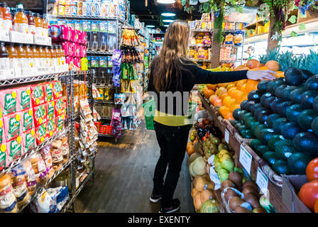 New York City, NY, USA, Woman Shopping in Bushwick Section von Brooklyn, Organic Food Store, „Brooklyn's Natural Food Co.“ Innenansicht des Supermarktes, Frau, die sich für Lebensmittel entscheidet Stockfoto