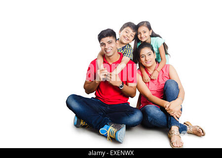 Genießen Sie indische Eltern mit Kinder sitzen Stockfoto