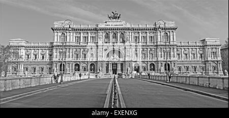 Rom, Italien - 27. März 2015: Die Fassade des Palais de Justice - Palazzo di Giustizia. Stockfoto