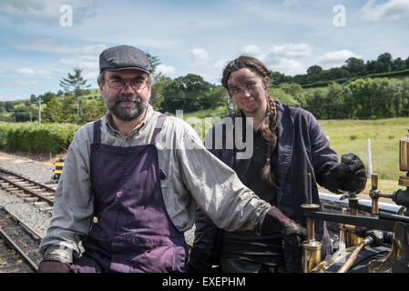 Liz und Dave fahren eine Dampfmaschine bei Bala Lake Railway, Wales Stockfoto